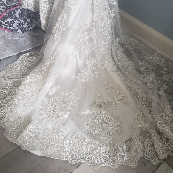 Allure wedding dress - Picture 6 of 16